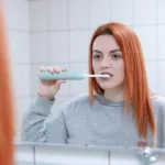 jak prawidłowo myć zęby
