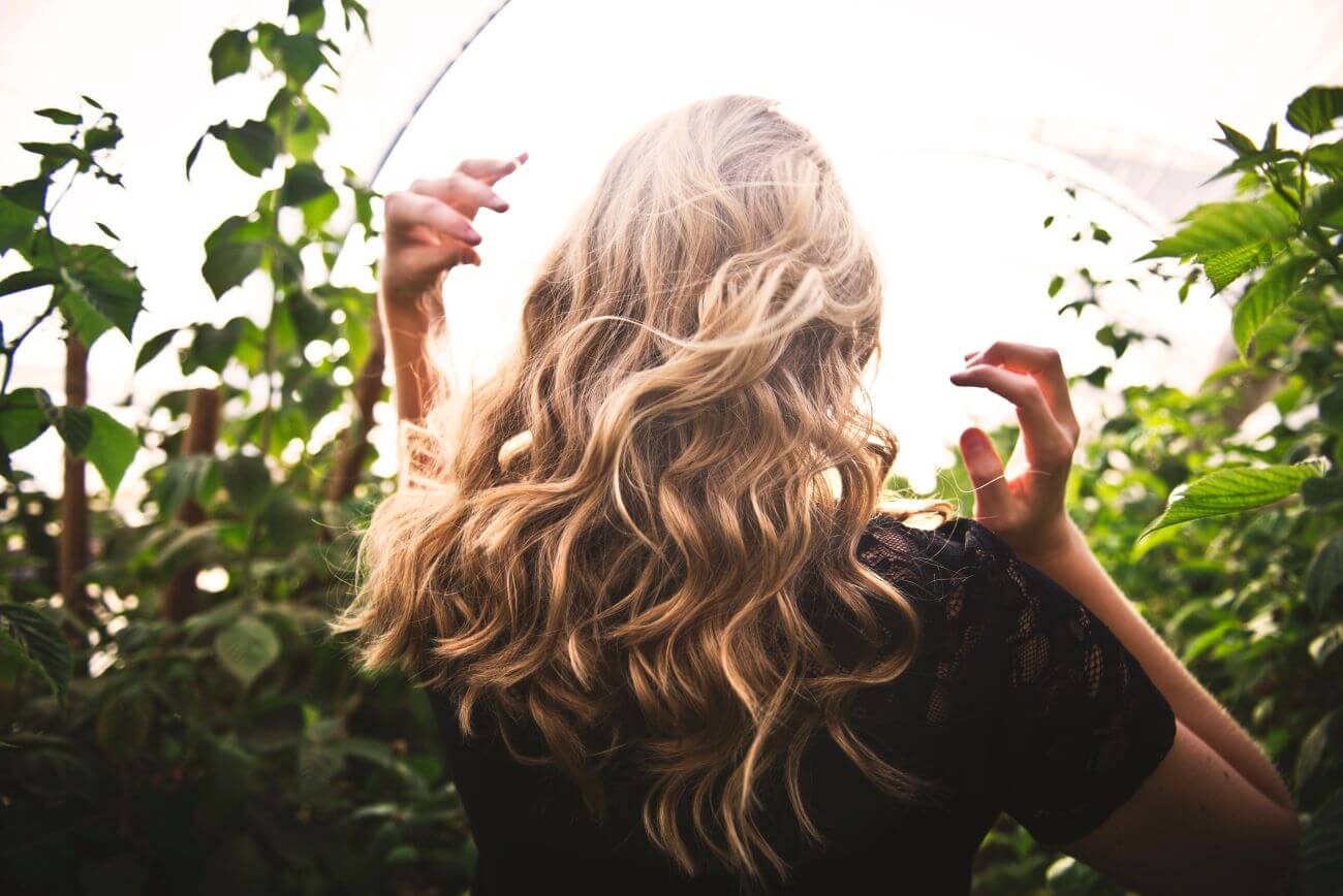 Chcesz stać się blondynką? Zobacz, jak rozjaśnić włosy i dbać o nie, by prezentowały się zachwycająco pięknie!