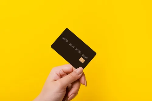 W jaki sposób należy spłacać zadłużenie na karcie kredytowej?